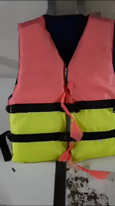 Life Jackets 30 kg for Kids and Children, Ensuring Security and Comfort for Swimming and Water Sports Up to 12 years