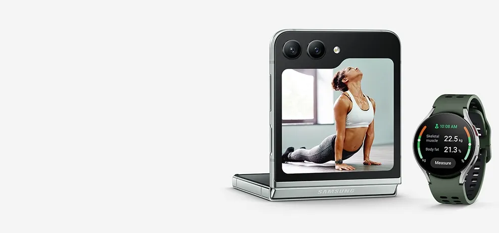 Galaxy Z Flip5 is in Flex Mode and seen from the Flex Window. On the Flex Window is a photo …