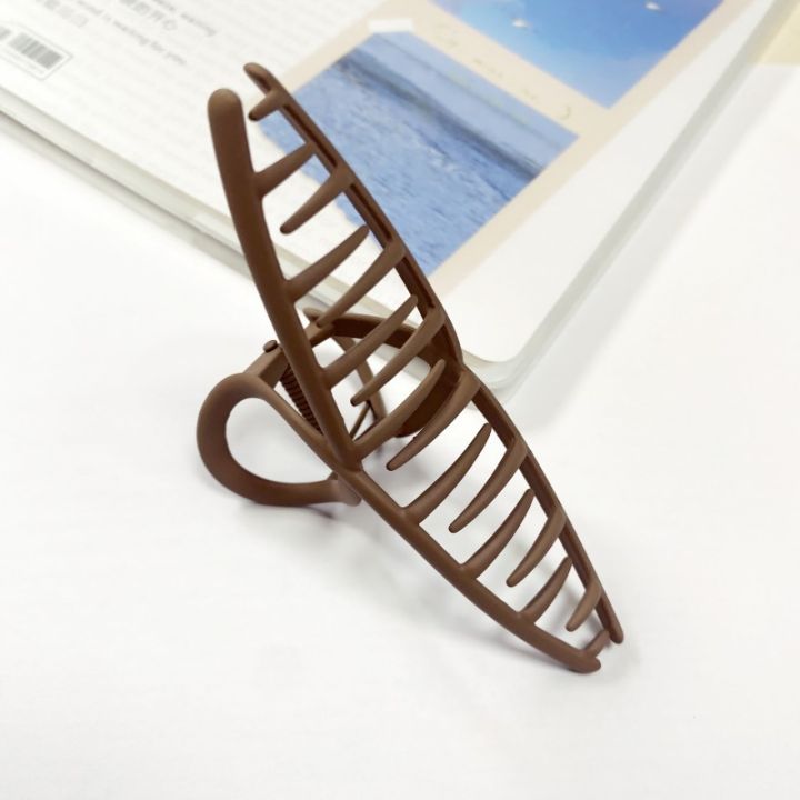 Korean%20version%20high%20end%20alloy%20solid%20color%20with%20versatile%20temperament%20simple%20and%20minimalist%20style%20shark%20shaped%20hair%20clip%20at%20back%20of%20the%20head%20-%20Image%203