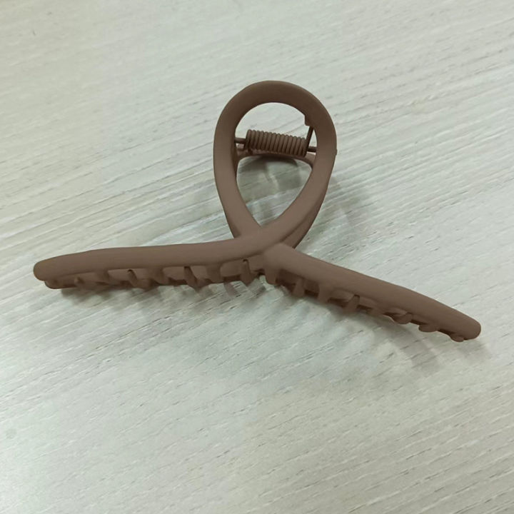 Korean%20version%20high%20end%20alloy%20solid%20color%20with%20versatile%20temperament%20simple%20and%20minimalist%20style%20shark%20shaped%20hair%20clip%20at%20back%20of%20the%20head%20-%20Image%206