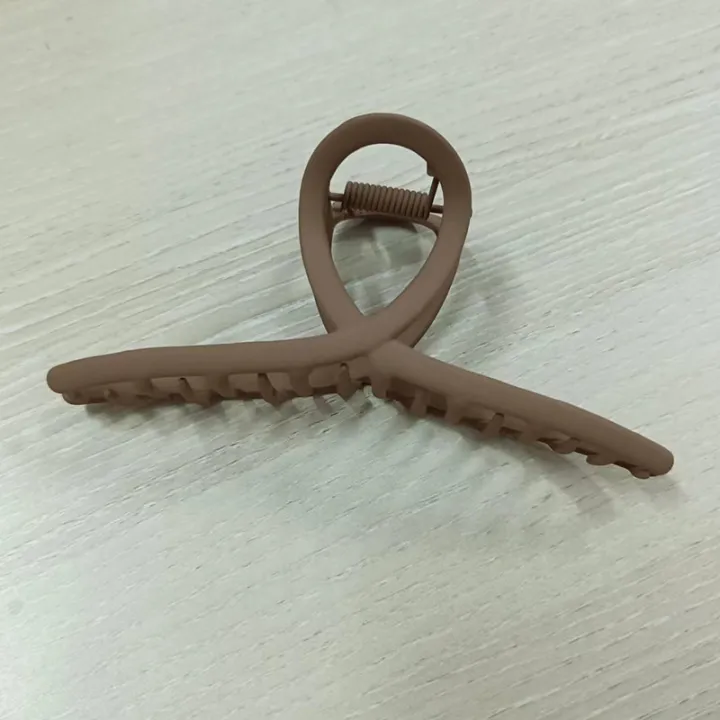 Korean%20version%20high%20end%20alloy%20solid%20color%20with%20versatile%20temperament%20simple%20and%20minimalist%20style%20shark%20shaped%20hair%20clip%20at%20back%20of%20the%20head%20-%20Image%206