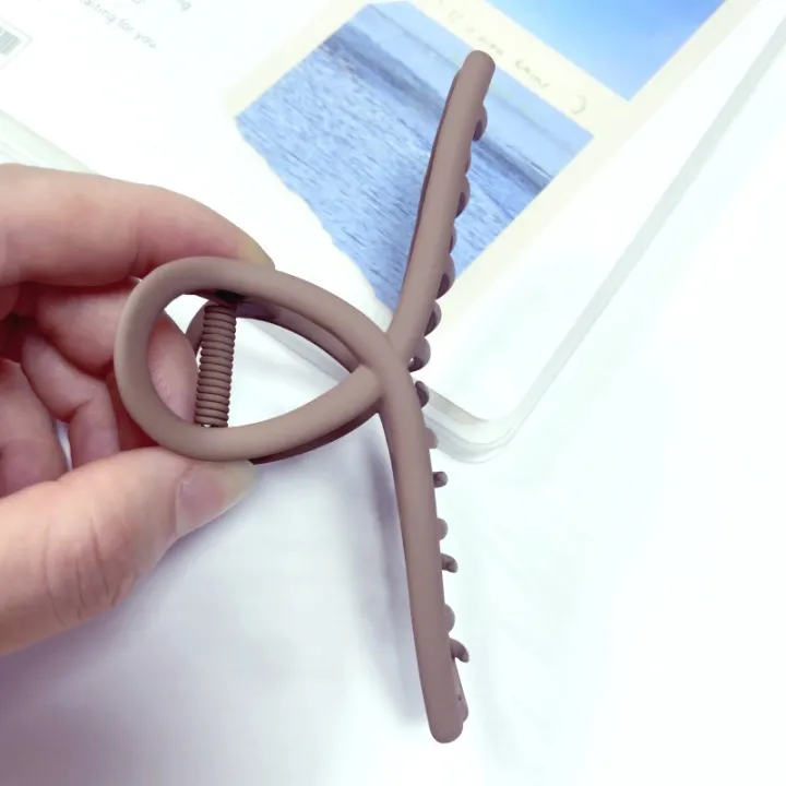 Korean%20version%20high%20end%20alloy%20solid%20color%20with%20versatile%20temperament%20simple%20and%20minimalist%20style%20shark%20shaped%20hair%20clip%20at%20back%20of%20the%20head%20-%20Image%202