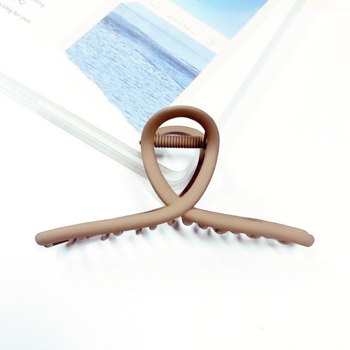 Korean%20version%20high%20end%20alloy%20solid%20color%20with%20versatile%20temperament%20simple%20and%20minimalist%20style%20shark%20shaped%20hair%20clip%20at%20back%20of%20the%20head%20-%20Image%204