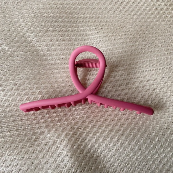 Korean%20version%20high%20end%20alloy%20solid%20color%20with%20versatile%20temperament%20simple%20and%20minimalist%20style%20shark%20shaped%20hair%20clip%20at%20back%20of%20the%20head%20-%20Image%208