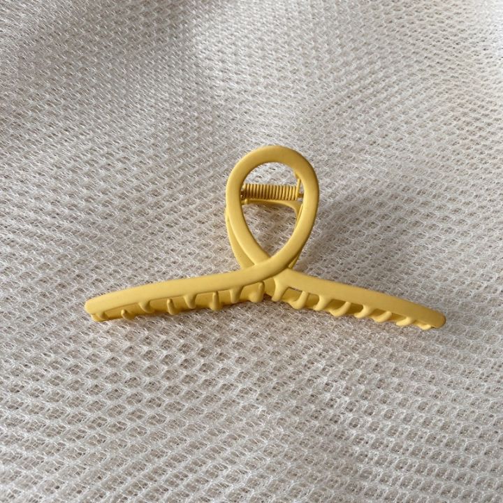 Korean%20version%20high%20end%20alloy%20solid%20color%20with%20versatile%20temperament%20simple%20and%20minimalist%20style%20shark%20shaped%20hair%20clip%20at%20back%20of%20the%20head%20-%20Image%207