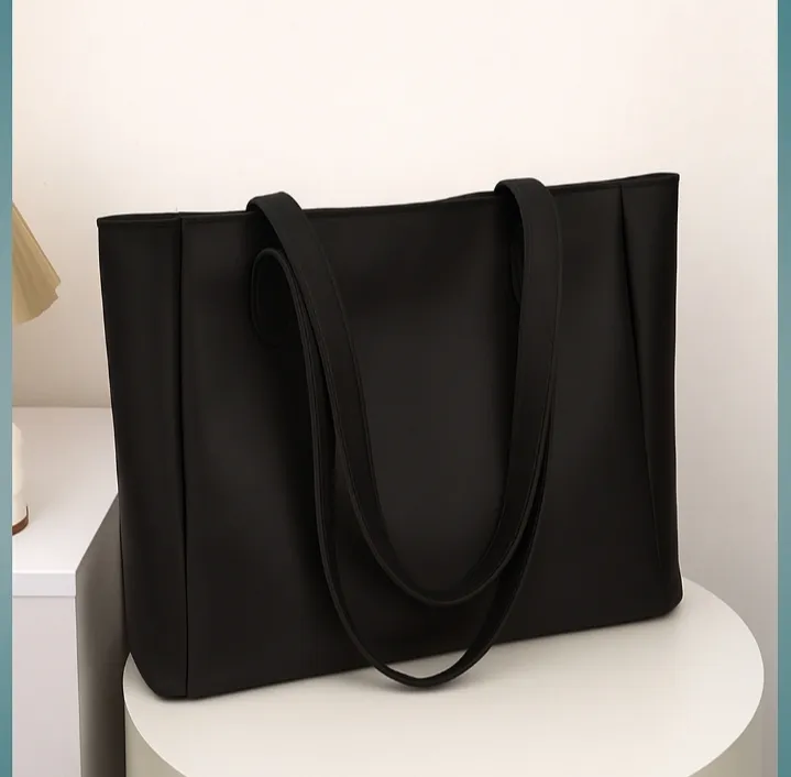 Stylish%20PU%20Leather%20All-Season%20Zipper%20Hand%20Bag%20for%20Women%20%E2%80%93%20Tote%20Style%20Fashion%20Accessory%20-%20Image%205