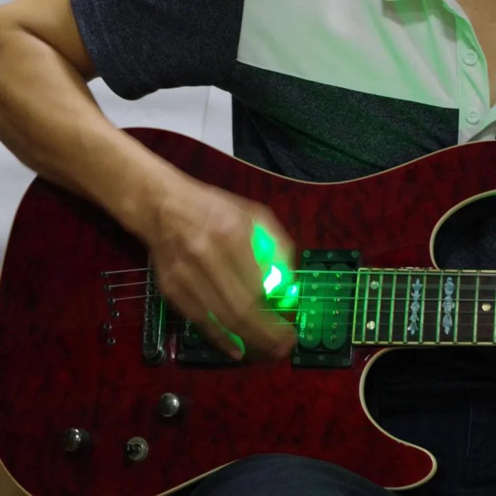 Electric%20Guitar%20Picks%20with%20High-Sensitivity%20LED%20Light%20Musical%20Instrument%20Glowing%20Plectrum%20Non-Slip%20for%20Bass%20Electric%20Guitarists%20-%20Image%206