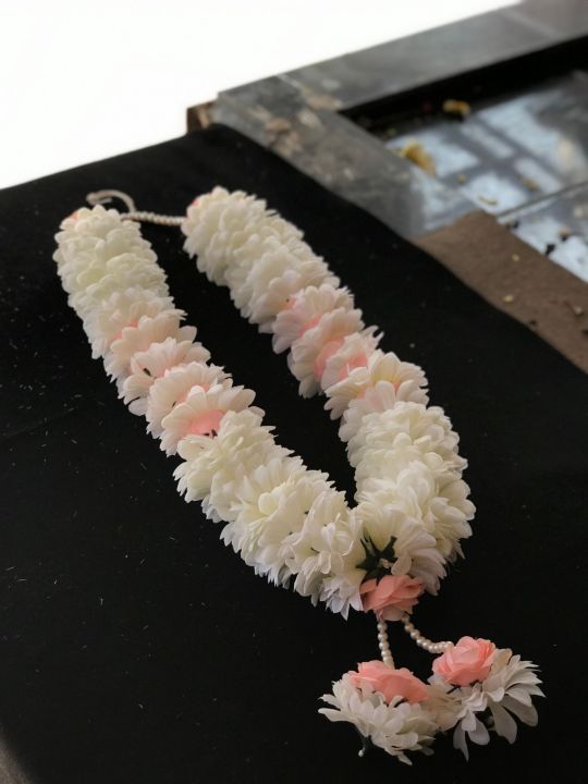 artificial%20flowers%20garland%20haar%20gajra%20groom%20and%20bridal%20mayyu%20mehendi%20wedding%20valima%20floral%20imported%20pink%20roses%20white%20daisies%20-%20Image%207