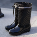 Fashionable and minimalist style drawstring and tight mouth waterproof and anti slip outdoor work women's rain boots.