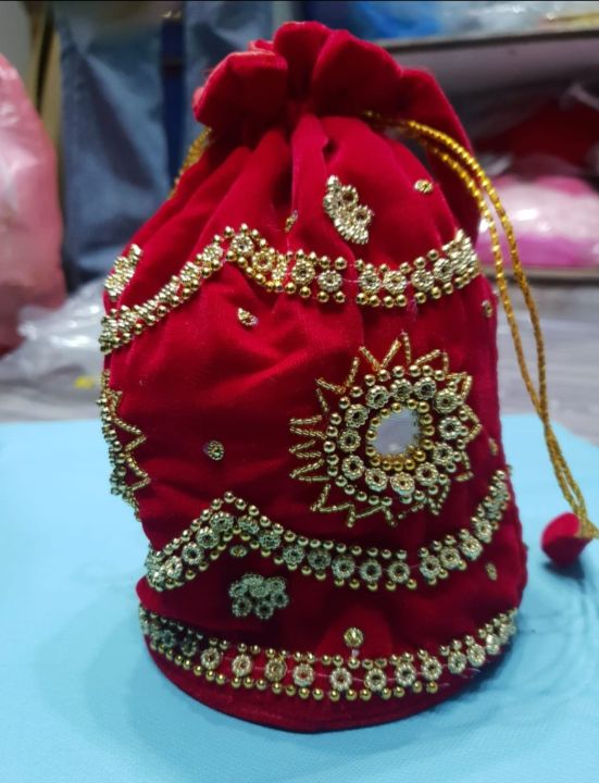 Behuli%20Thaili,%20Nepali%20Style%20Women%20Surke%20Thaili,%20Golden%20Shine%20Pote%20Studded%20Thaili%20For%20Women%20-%20Image%206