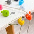 2 pcs Thumb-operated hook hub, creative and cute, for organizing and securing data cables, a non-permanent, adhesive hook that doesn't require drilling holes. 