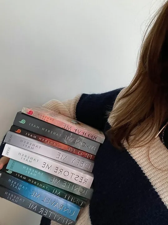 unite%20me%20book%20(%20from%20the%20shatter%20me%20series)%20-%20Image%203