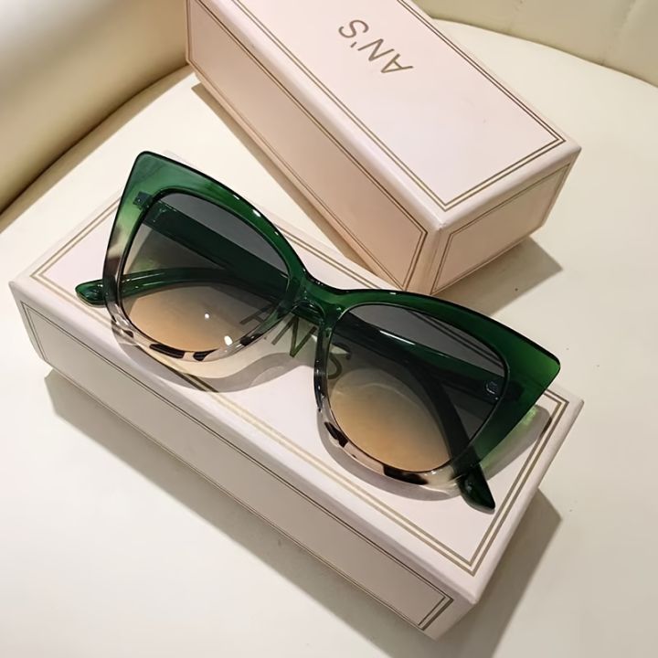 Women's%20cat's%20eye%20box%20simple%20gradient%20color%20matching%20Sunglasses-Joker%20fashion%20glasses%20-%20Image%204