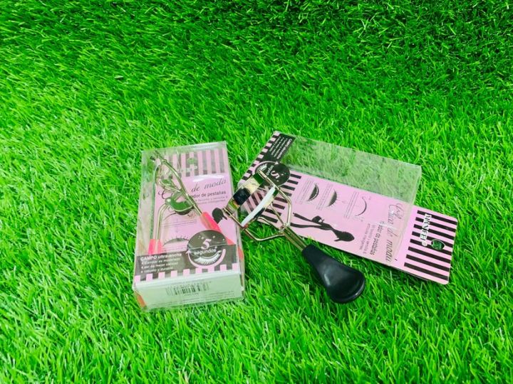 Trim%20Professional%20Eyelash%20Curler,Makeup%20Tool%20With%20Silicone%20Cushioned%20Curler%20Pad%20,%20Creates%20Eye-Opening%20&%20Lifted%20Lashes%20,Pinch%20Free%20curl%20-%20Image%204