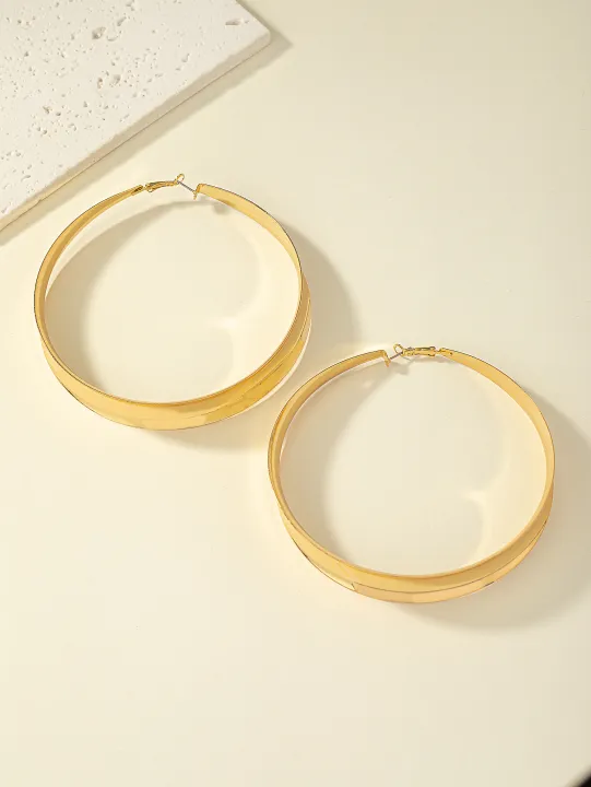 A%20Pair%20of%20Stylish,%20Simple,%20Light%20Luxury,%20and%20Exaggerated%20Metal%20Large%20Hoop%20Earrings%20-%20Image%203