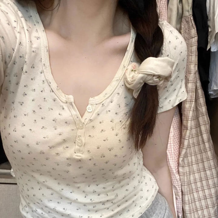 Ready%20to%20send%20a%20short%20crop%20top,%20cute%20button%20neck,%20comfortable%20to%20wear%20-%20Image%202