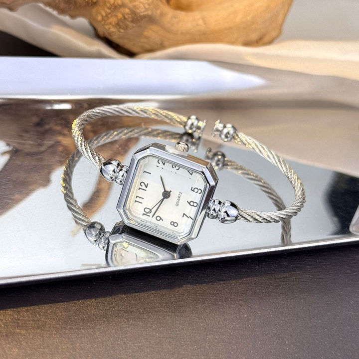 New%20Fashionable%20Casual%20Digital%20Square%20Miniature%20Ladies%20Quartz%20Watch%20Open-Ended%20Bracelet%20Watch%20Stylish%20Compact%20Timepiece%20-%20Image%202