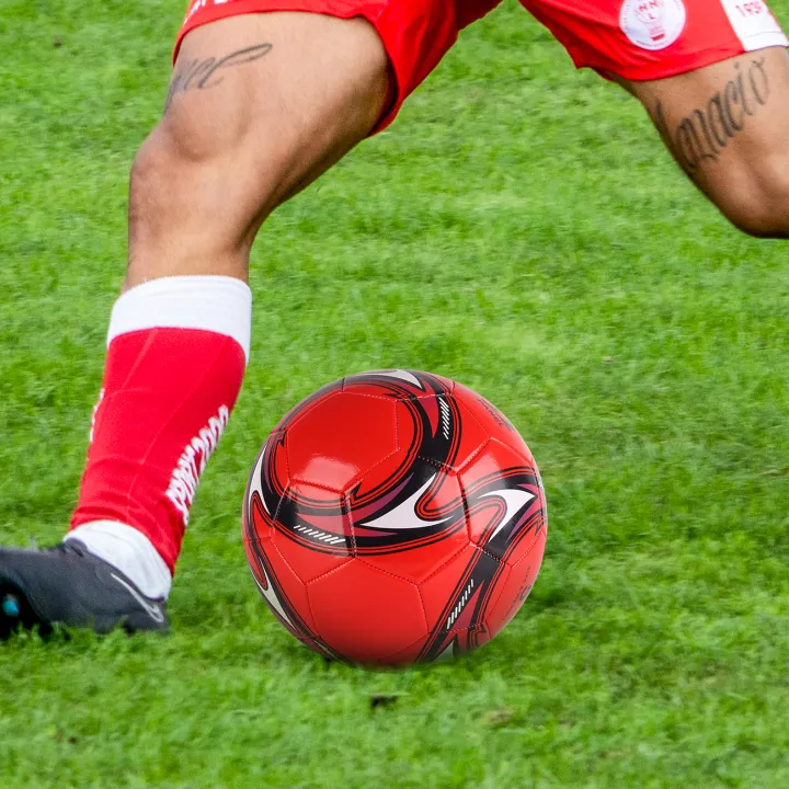 1PC%20A%20Size%203%20and%205%20Cyclone%20Football,%20Soft%20Inflatable%20Red%20Soccer%20Ball,%20Suitable%20for%20Training%20and%20Match%20Play%20-%20Image%202
