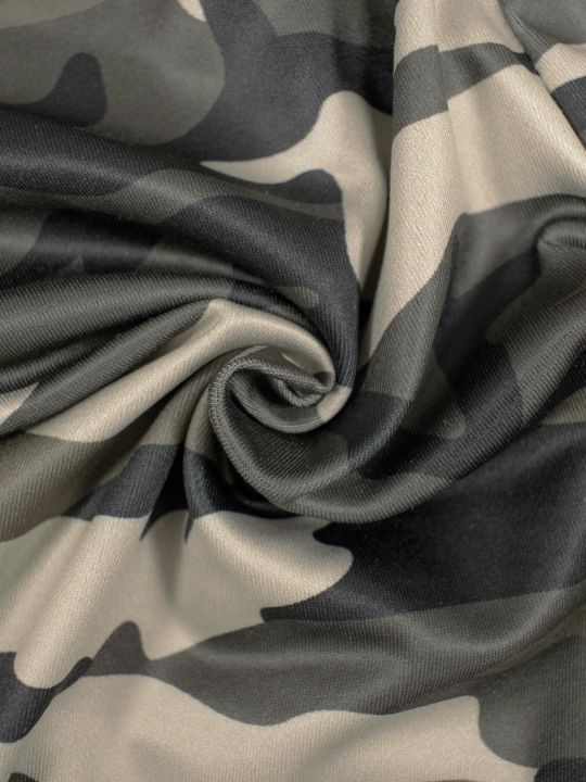 Plus%20Size%20Women's%20Camo%20Capri%20Leggings%20with%20Side%20Stripe%20Cutouts%20Stylish%20High%20Elasticity%20Knit%20Sporty%20%20Fashionable%20Casual%20Pants%20-%20Image%205