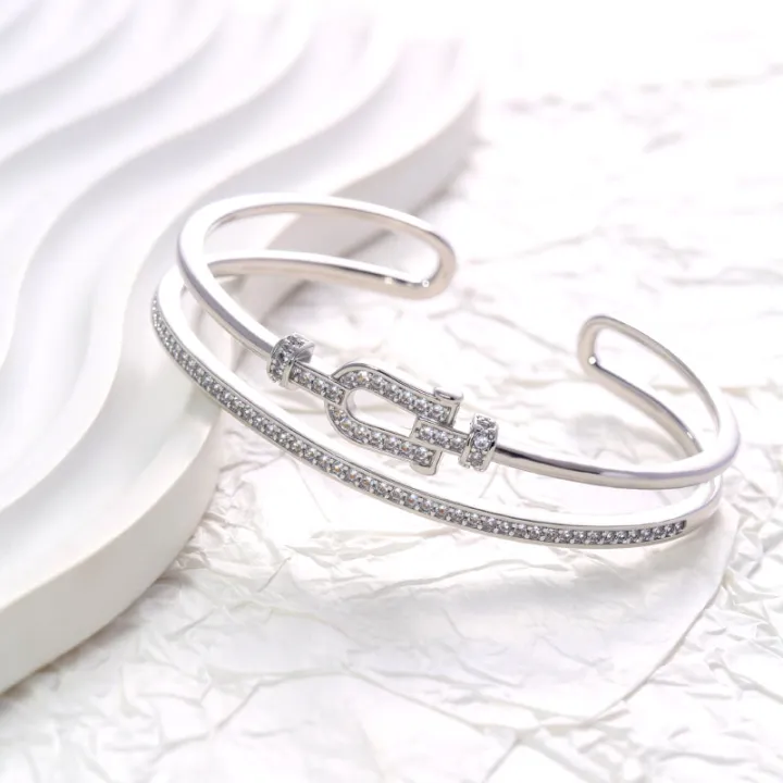 A%20high-quality%20bracelet%20featuring%20U-shaped%20elements%20set%20with%20zirconia%20stones%20and%20an%20open%20design,%20with%20exquisite%20craftsmanship.%20-%20Image%204
