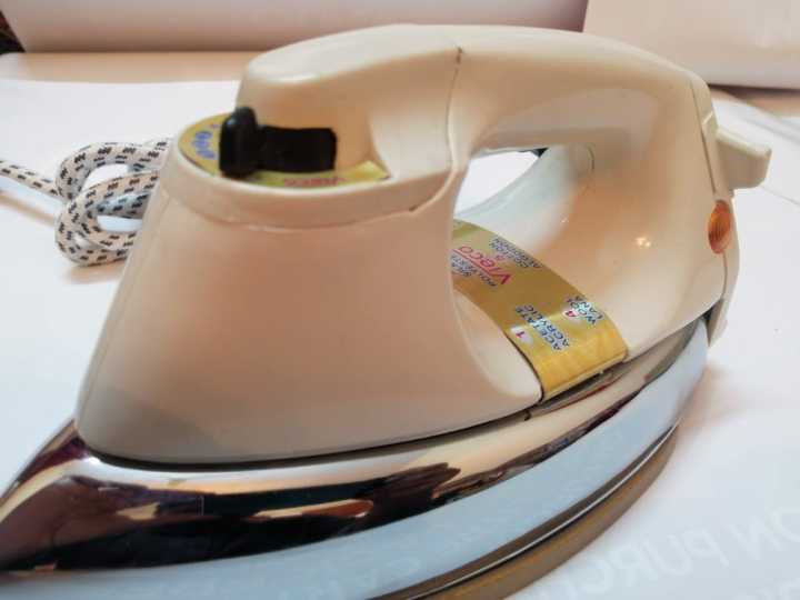 Vieco%20Electric%20Iron%20W-125%201000%20W%20Heavy%20Weight%20Dry%20Iron%20%7C%20Automatic%20Dry%20Iron%20%7C%20Nonstick%20Coated%20Sole%20Plate%20%7C%20Easy%20Temperature%20Setting%20%7C%20Over%20heat%20Protection%20-%20Image%203