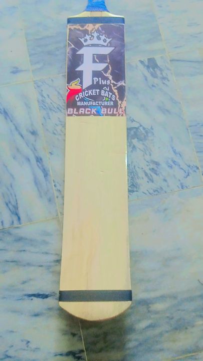 F%20Plus%20black%20Bull%20cricket%20bat%20-%20Image%203