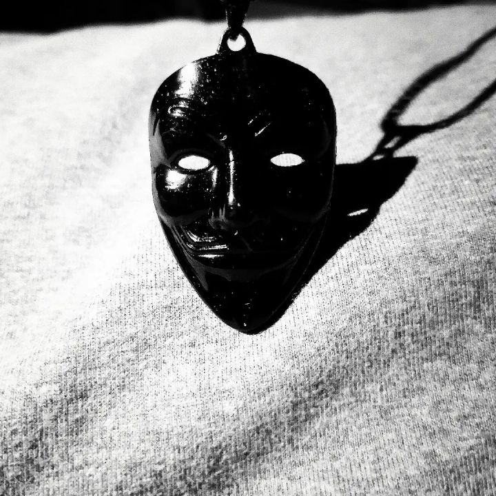 ANOMOUS NECK LOCKET FOR UNISEX