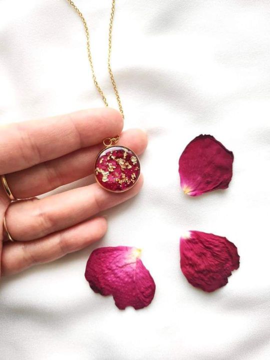 Necklace with wild rose Patels and queen's lace - Resin jewelry with real flowers - Rose patels preserved in resin.