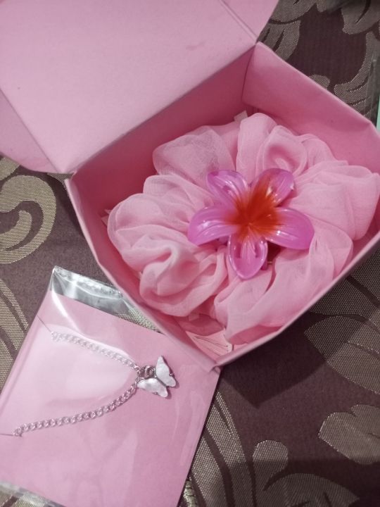 mini%20cute%20gift%20box%20for%20friends%20birthday%20cute%20small%20gift%20box%20under%20budget%20gift%20pack%20gor%20girls%20scrunchi%20lip%20glose/clip%20and%20locket%20friendship%20day%20gift%20-%20Image%203