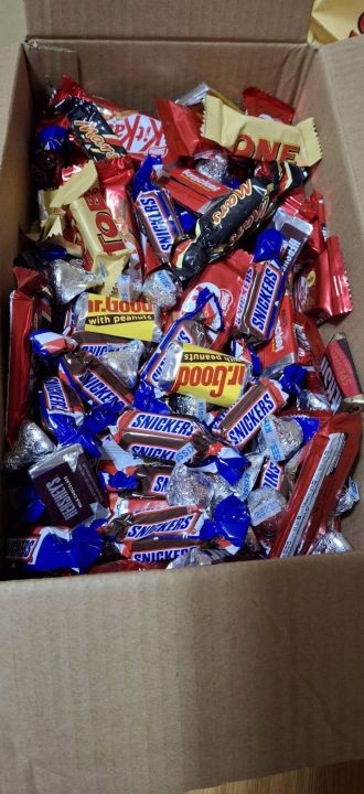 Chocolate%20Gift%20Box%2025%20Pcs%20Low%20price%20High%20Quality%20chocolate%20Gift%20box%20Party%20Mix%20Chocolate%20Box%20-%20Snickers,%20Mars,%20KitKat%20&%20More!%20-%20Image%202