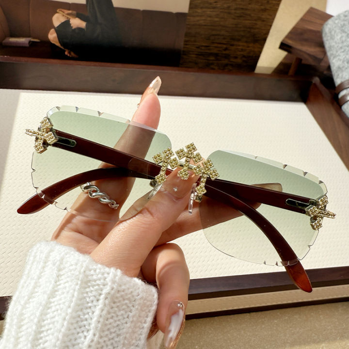 Women's%20Fashionable%20Frameless%20Edge%20Cutting%20High-quality%20Lace%20Diamond-set%20Lenses%20Fashionable%20Car%20Sunglasses%2090324%20-%20Image%207
