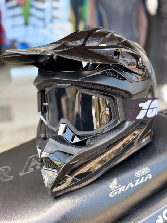 Bull%20Dirt%20Helmet%20With%20Goggles%20-%20Image%203