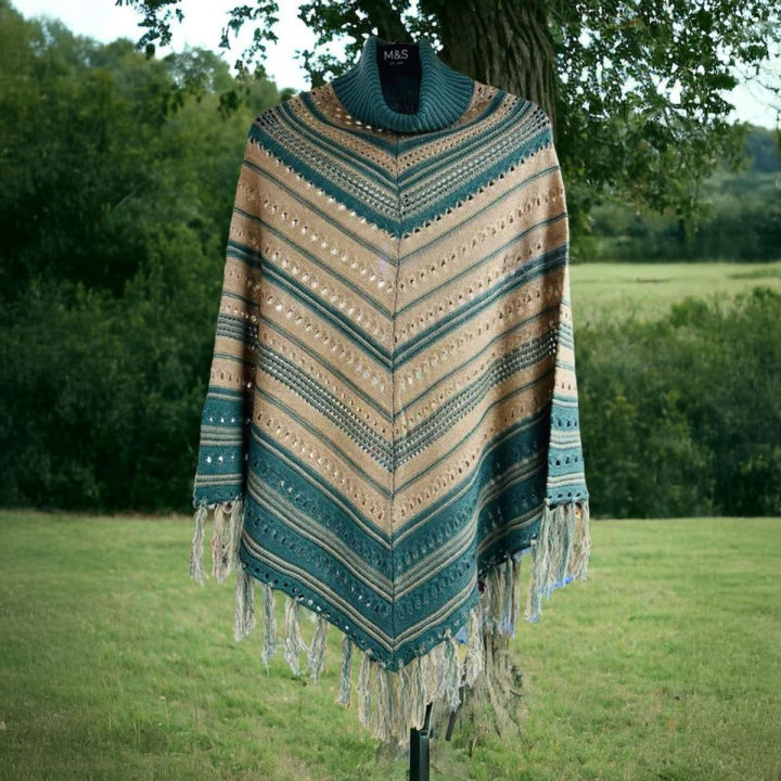 EXCLUSIVE%20PONCHO%20SWEATER%20FOR%20WOMEN%20-%20Image%203