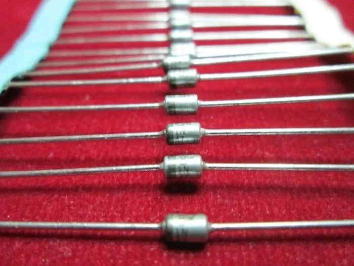 10Pcs%20Motorola%201N4744A%2015V/1W%20silver%20white%20gold%20sealed%20zener%20diode%20-%20Image%202