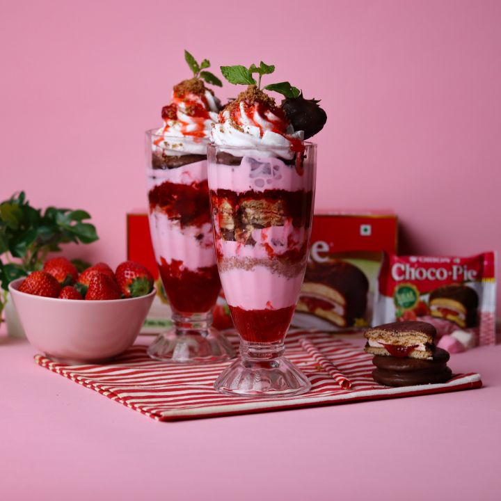 ORION%20Strawberry%20Choco%20Pie%20%7C%20Centre-filled%20Chocolate%20Biscuit%201Box,%206Packs%20Inside%20Box%20(28g%20each)%20-%20Image%205