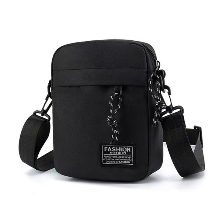 Men's%20bag,%20available%20in%20single%20shoulder%20or%20cross-body%20design,%20suitable%20for%20daily%20use%20during%20school.%20Made%20of%20nylon%20material.%20-%20Image%204