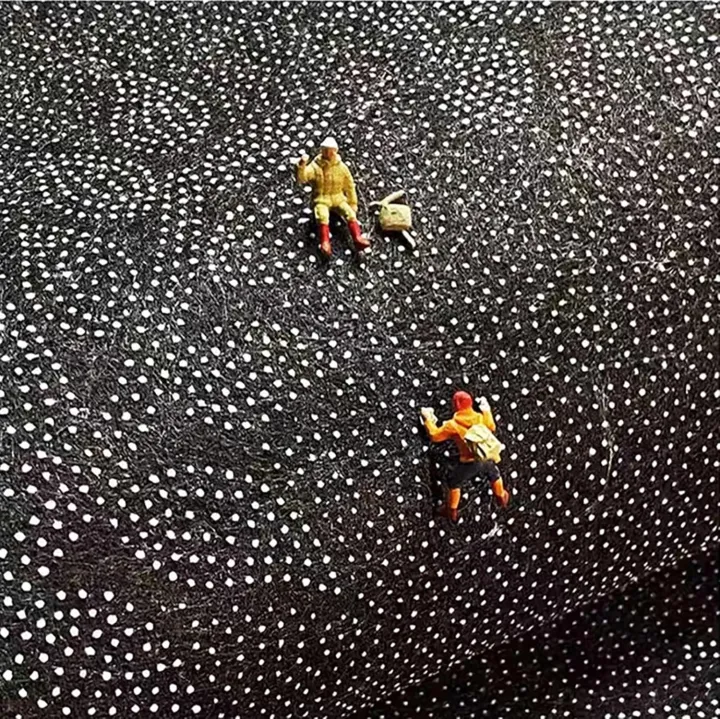 VIKAMA%20Christmas%20Red%20And%20White%20Round%20Carpet%20With%20Three-Dimensional%20Embroidery%20For%20Anti-Slip%20Short%20Pile%20Festive%20Decoration%20-%20Image%205