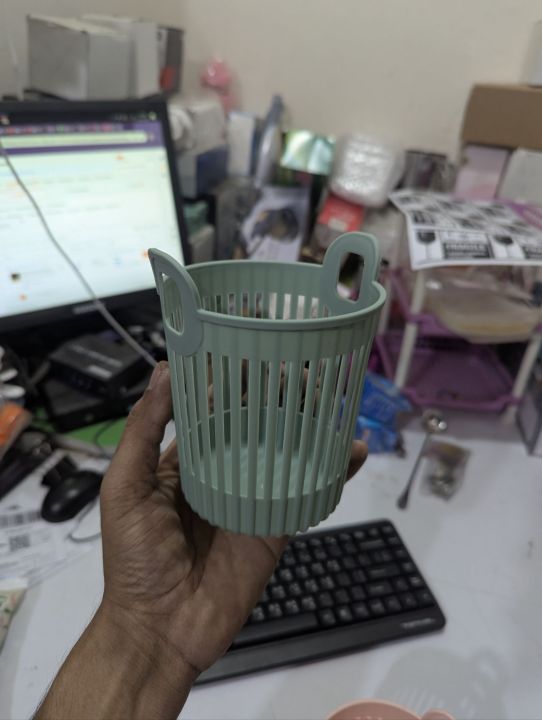 Small%20Round%20Slatted%20Wastebasket%20for%20Office%20or%20Home%0ADurable%20PP%20Plastic%20Mini%20Trash%20Can,%208.5%20cm%20Base%20with%20handle%20-%20Image%204