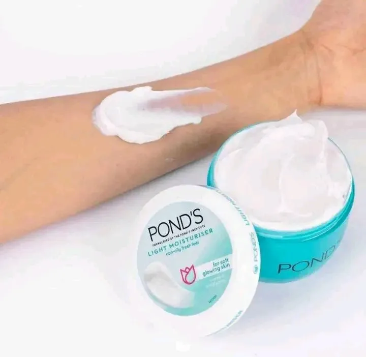 Ponds%20Light%20Moisturiser%2050%20ml%20Non-Oily%20Fresh%20Feel%20For%20Soft%20Glowing%20Skin%20-%20Image%203