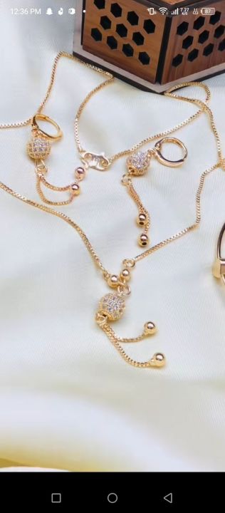 locket%20pendent%20set%20with%20earrings%20fashion%20jewellery%20for%20girls%20and%20woman%20-%20Image%202