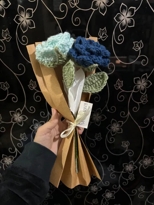 Handmade%20crochet%20rose%20with%20complementary%20khaaki%20wrapping/%20crochet%20rose%20-%20Image%206