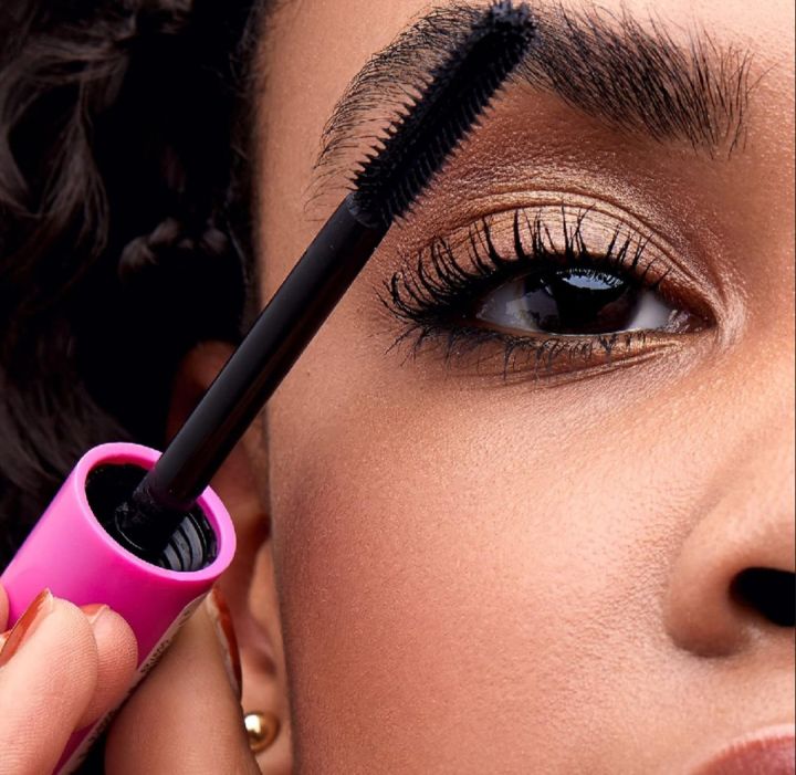 Essence%20Crazy%20Volume%20Mascara%20-%20Image%205