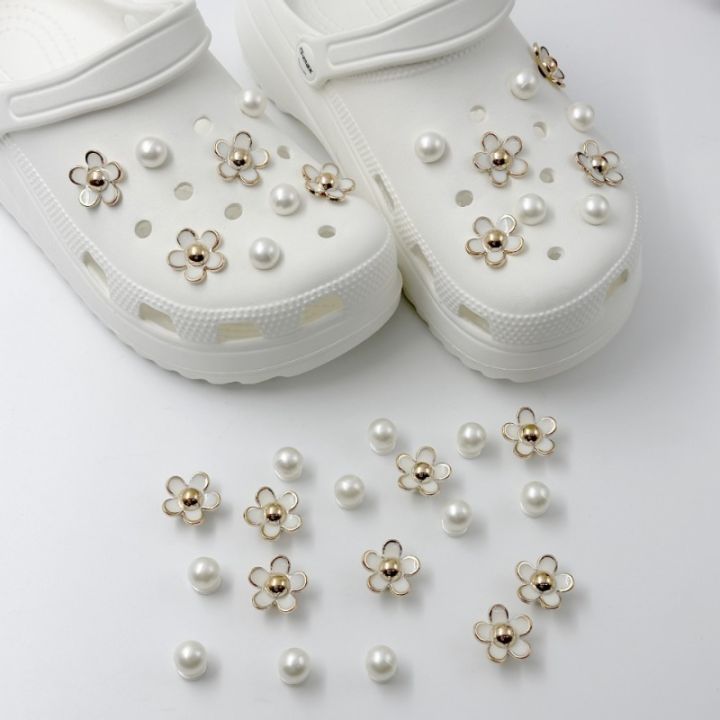 18PCS%20Fashion%20Shoe%20Charms%20Set%20Accessories%20Hole%20Shoe%20Buckle%20Summer%20Daisy%20Pearl%20White%20Flower%20DIY%20Shoes%20Decorations%20-%20Image%202