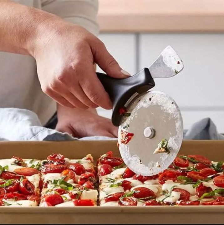 Pizza%20Slice%20Cutter%20Stainless%20Steel%20Blade%20Handy%20To%20Use%20-%20Image%203