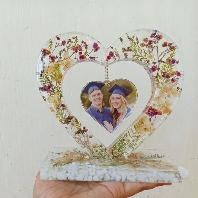 Resin%20photo%20frame%20with%20the%20photo%20(heart%20%E2%9D%A4%EF%B8%8F%20shape)%20-%20Image%203