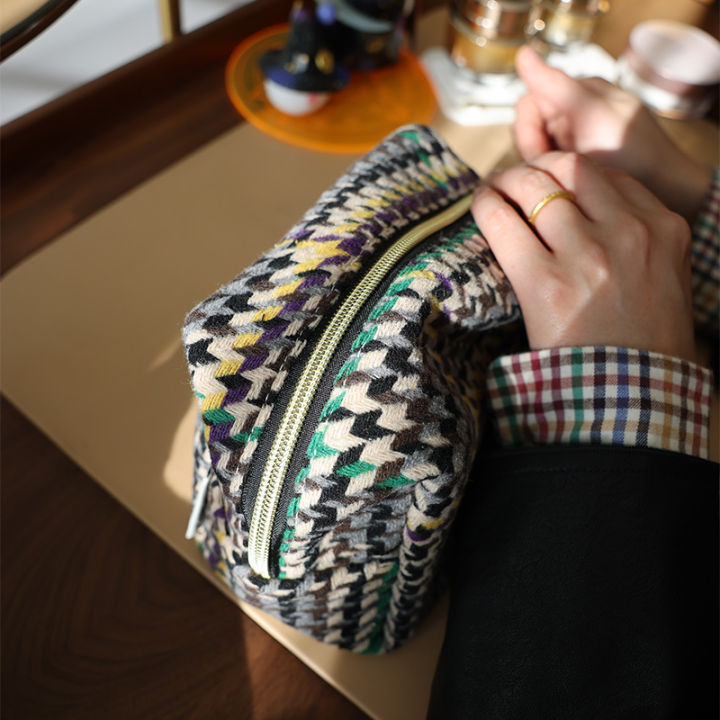 Plaid%20woolen%20cosmetic%20bag%20multifunctional%20portable%20large%20storage%20bag%20small%20fresh%20portable%20three-dimensional%20toiletry%20bag%20-%20Image%205