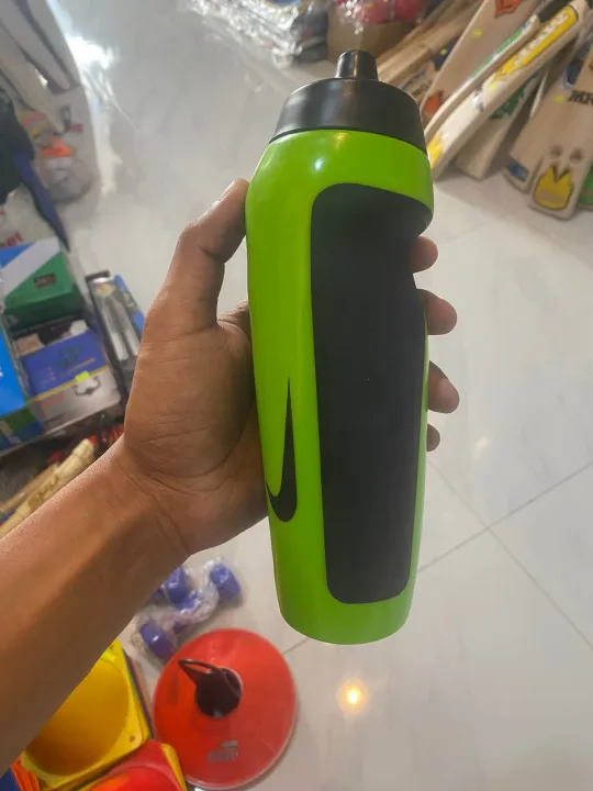Nike%20Sports%20Water%20Bottle%20-%20550ml%20-%20Image%203