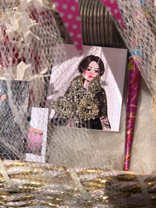 Eid%20basket,%20Eidi%20basket,%20Gift%20for%20girls,%20Basket,%20Chocolate,%20Mehndi%20cone,%20Bangles,%20Earings,%20Eid%20card,%20Gajra%20-%20Image%204