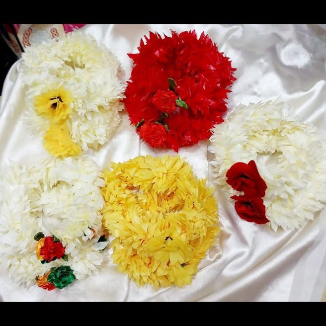 Artificial%20flower's%20gajra%20by%20A'H%20JEWELLERY%20COLLECTION%20best%20for%20both%20girls%20and%20women%20best%20for%20all%20occasions%20specially%20mayyon%20and%20mehindi%20and%20milaad%20-%20Image%204