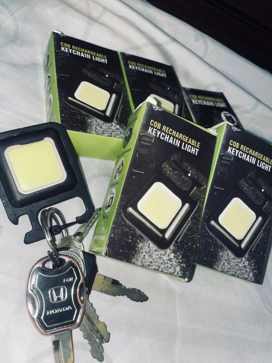 Rechargeable%20Flashlight%20keychain%20&%20opener%20-%20Image%203
